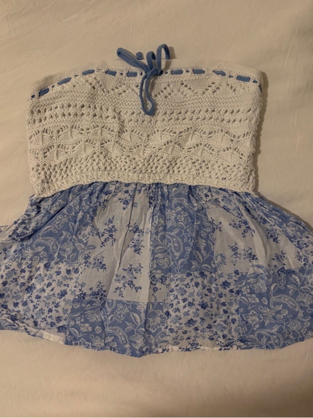 XS.Hollister.White Crocheted Strapless Top with Blue Floral top